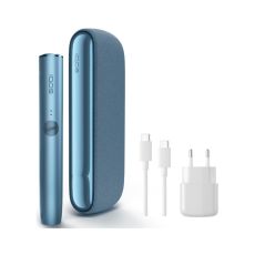 Tabakerhitzer IQOS Iluma Azure Blue mit Holder und weißem Kabel und weißem Stecker.