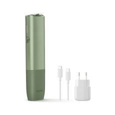 Tabakerhitzer IQOS Iluma One Moss Green. Grünes Gerät mit weißem Kabel und weißem Stecker.