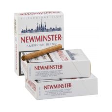 Schachtel Newminster Big Pack Filterzigarillos. Drei weiße Packungen mit roter Newminster Aufschrift und Zigarillo.