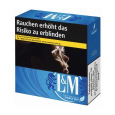 Schachtel L&M Zigaretten blau 7Xl. Mega große blaue Packung mit weißem L&M Logo und Löwen.